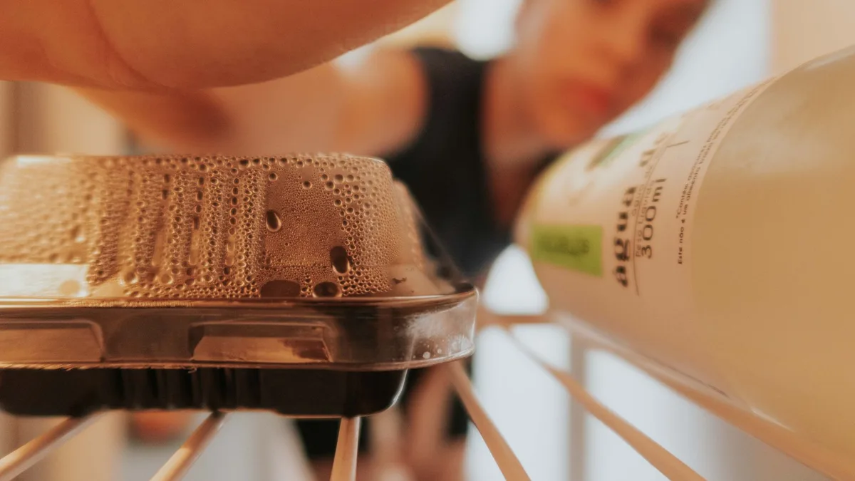 Comment enlever les odeurs du frigo : nettoyage et remèdes naturels